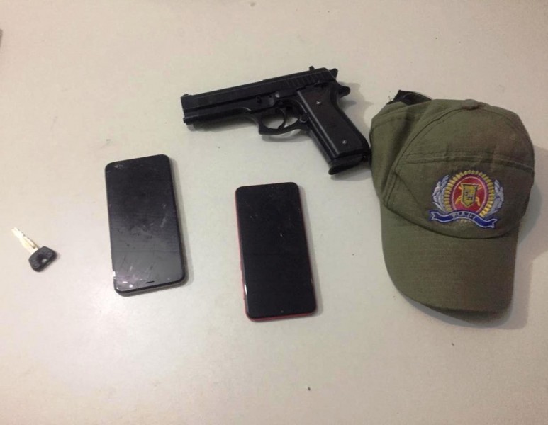 Arma encontrada com os suspeitos