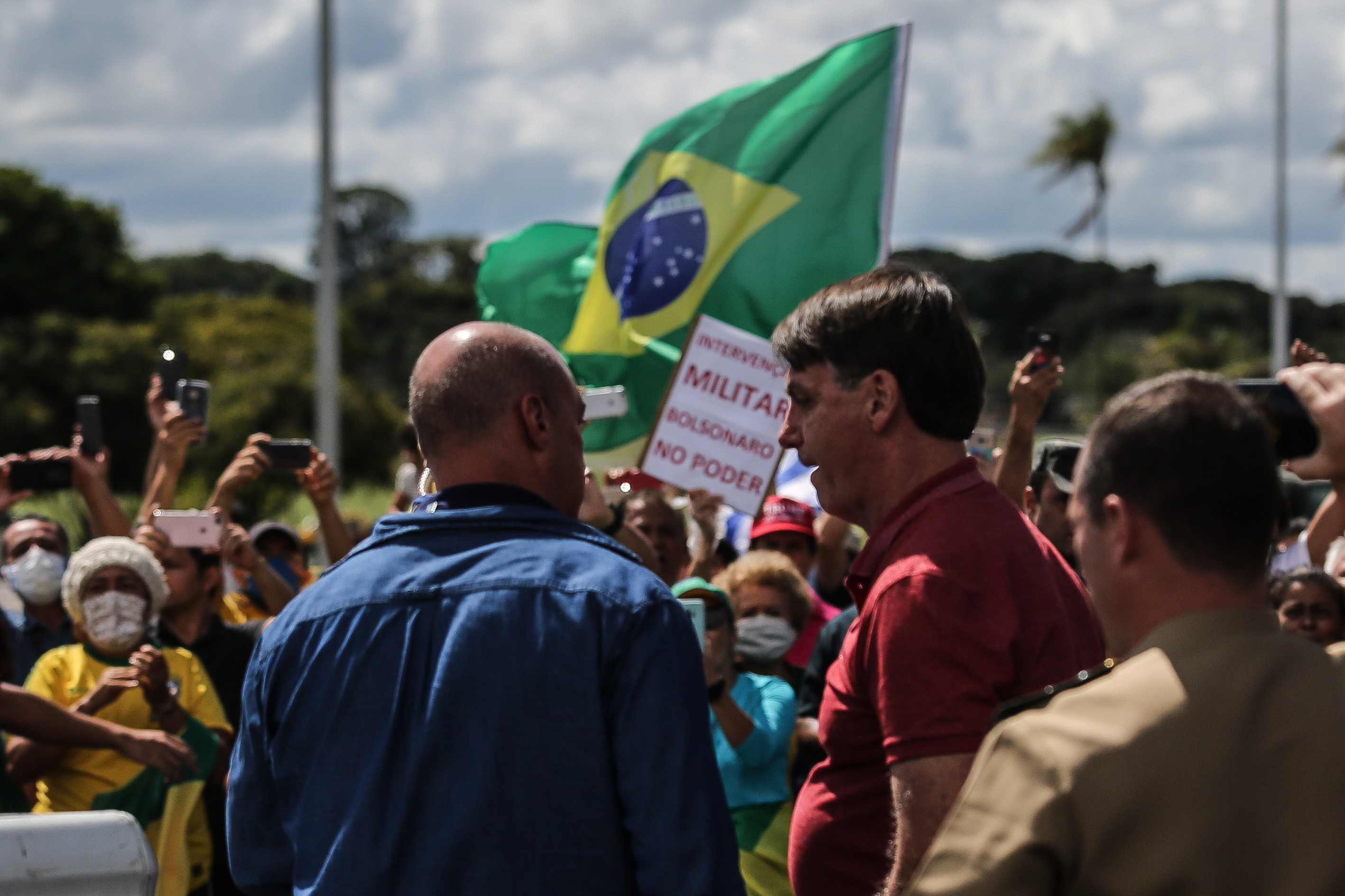 Bolsonaro participou diretamente do ato antidemocrático de fechamento do STF