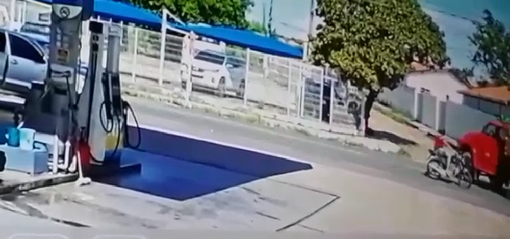 Câmeras de segurança registraram o momento do acidente