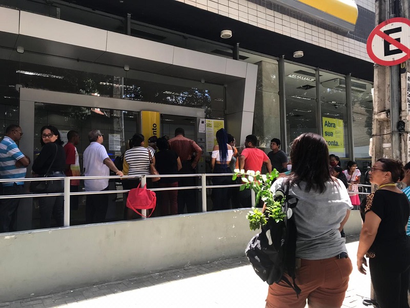 É recomendado que a população mantenha a distância de 2 metros entre as pessoas e só saia de casa se for estritamente necessário.