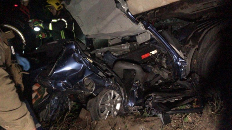 Foram necessárias duas horas para retirar as vítimas que estavam presas às carrocerias dos veículos