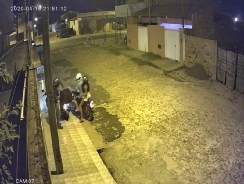 Imagens das câmeras de segurança flagram ação de bandidos