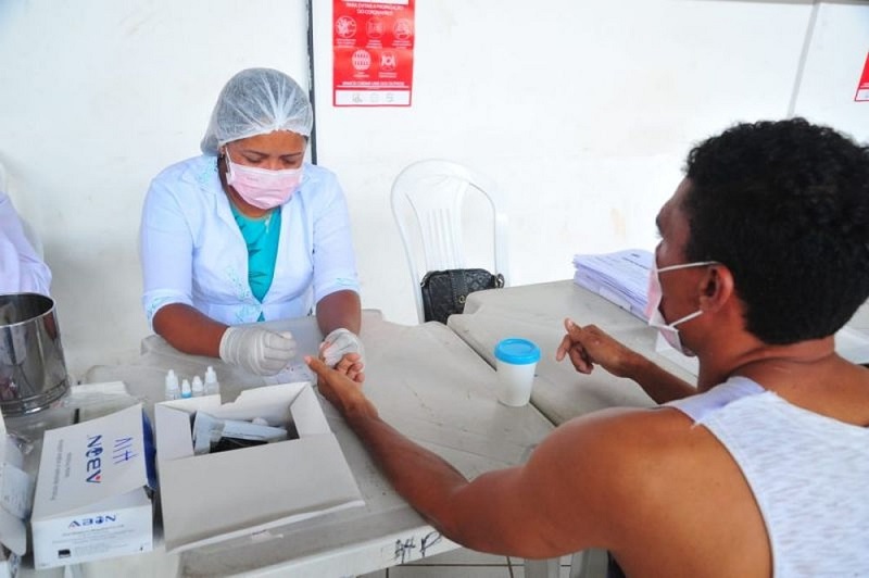 Moradores de rua fazem testagem rápida do novo coronavírus em São Luís.