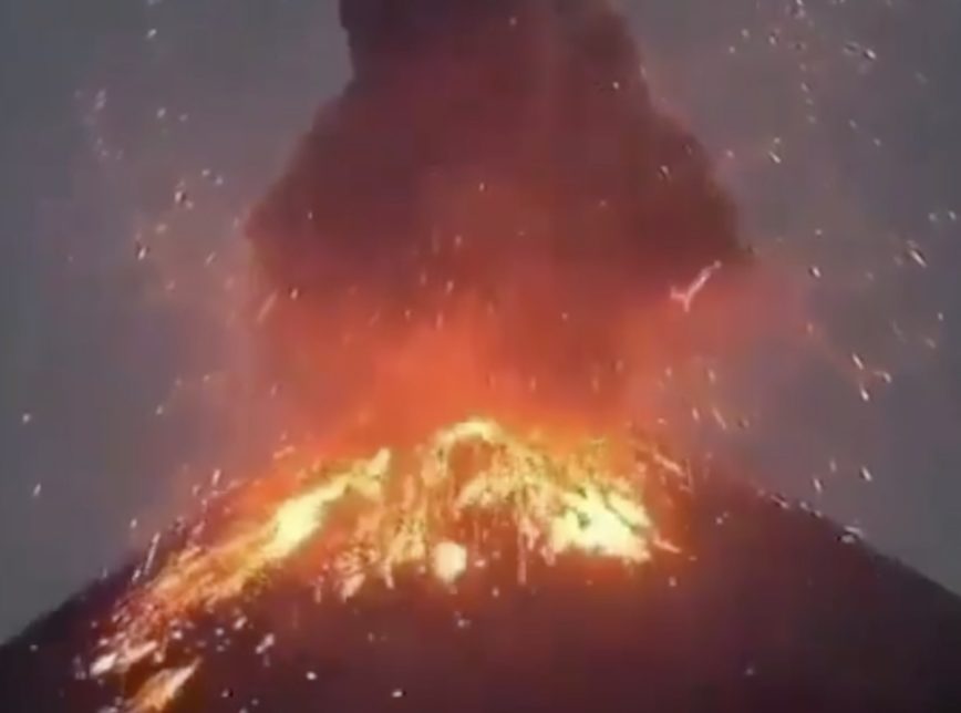 O Anak Krakatoa é resultado de movimentações tectônica do antigo vulcão Krakatoa, que em 1883 matou cerca de 36 mil pessoas na indonésia