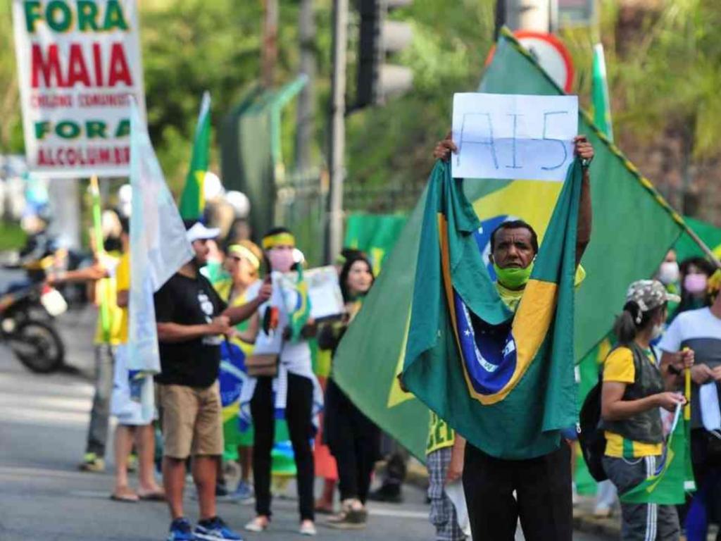 Os manifestantes escolheram a rua onde fica a casa do prefeito Alexandre Kalil, como ponto final da carreata