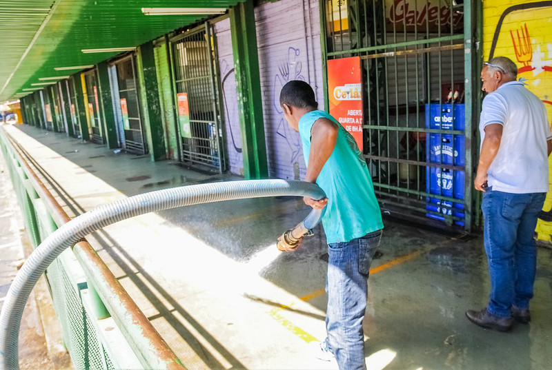 Os profissionais utilizaram produtos como o fumacê, variações do Ultra Baixo Volume (UBV) e água.