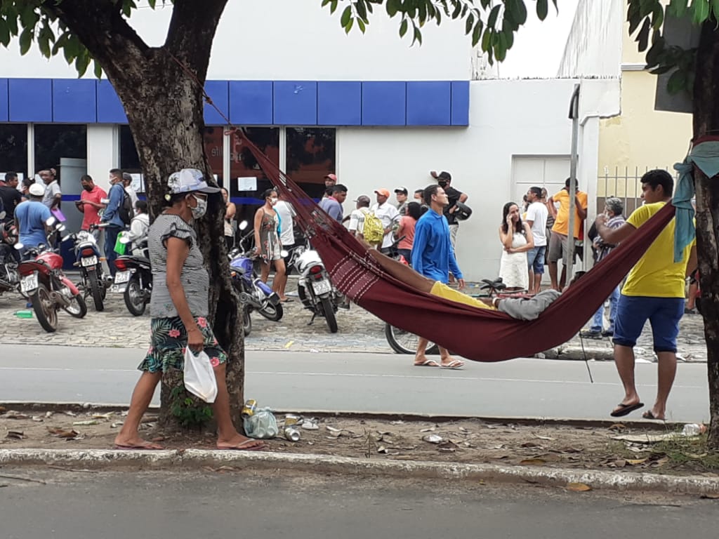 Pessoa deitada na rede