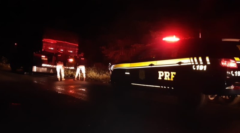 Policiais Rodoviários Federais realizam busca em caminhão que carregava cigarros contrabandeados