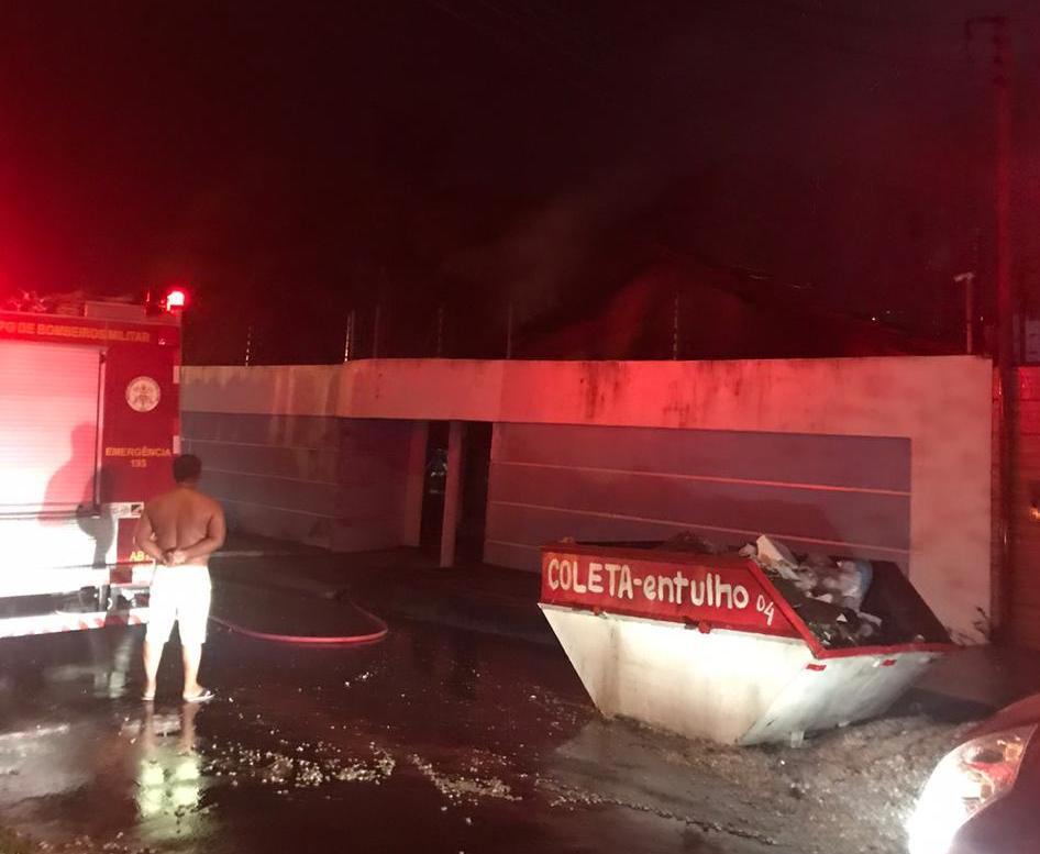Roberto acompanha da rua bombeiros rebelar incêndio em sua residência