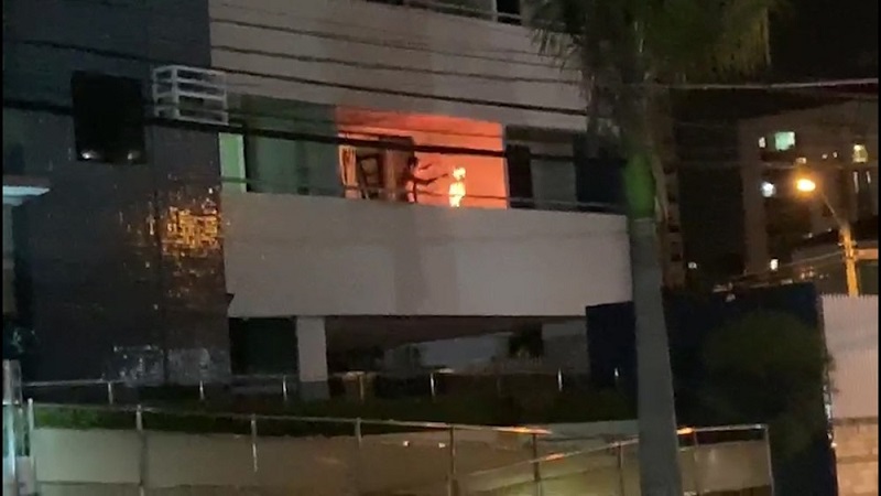 Segundo a polícia, o homem surtou, ameaçou os familiares e disse que iria se matar.