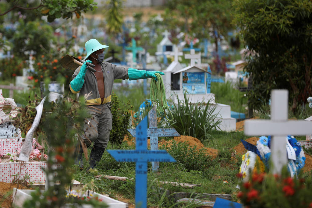 Sepultador [negro] aguarda chegada de corpo em cemitério em Manaus