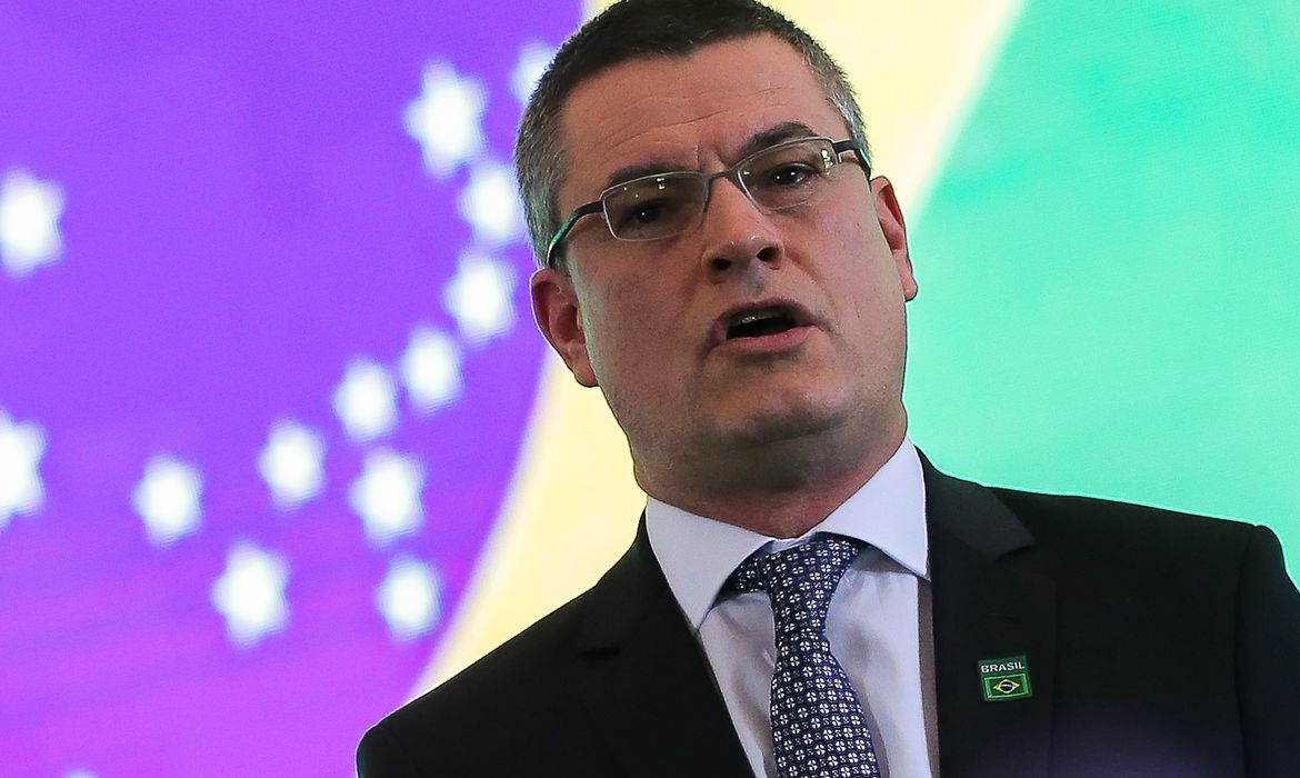 Valeixo pediu ou não exoneração do cargo de diretor geral da Polícia Federal?