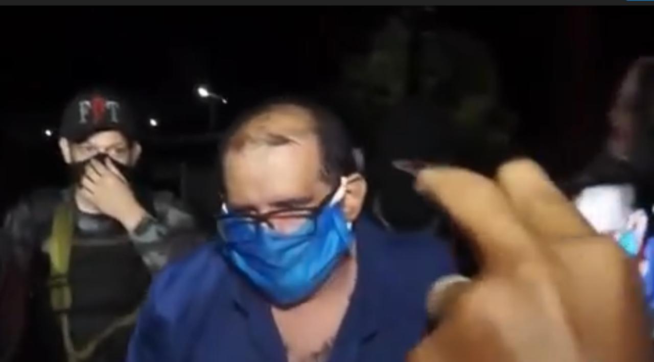 Advogado Hildenburg Meneses, sendo conduzido da viatura à Delegacia de Bacabal