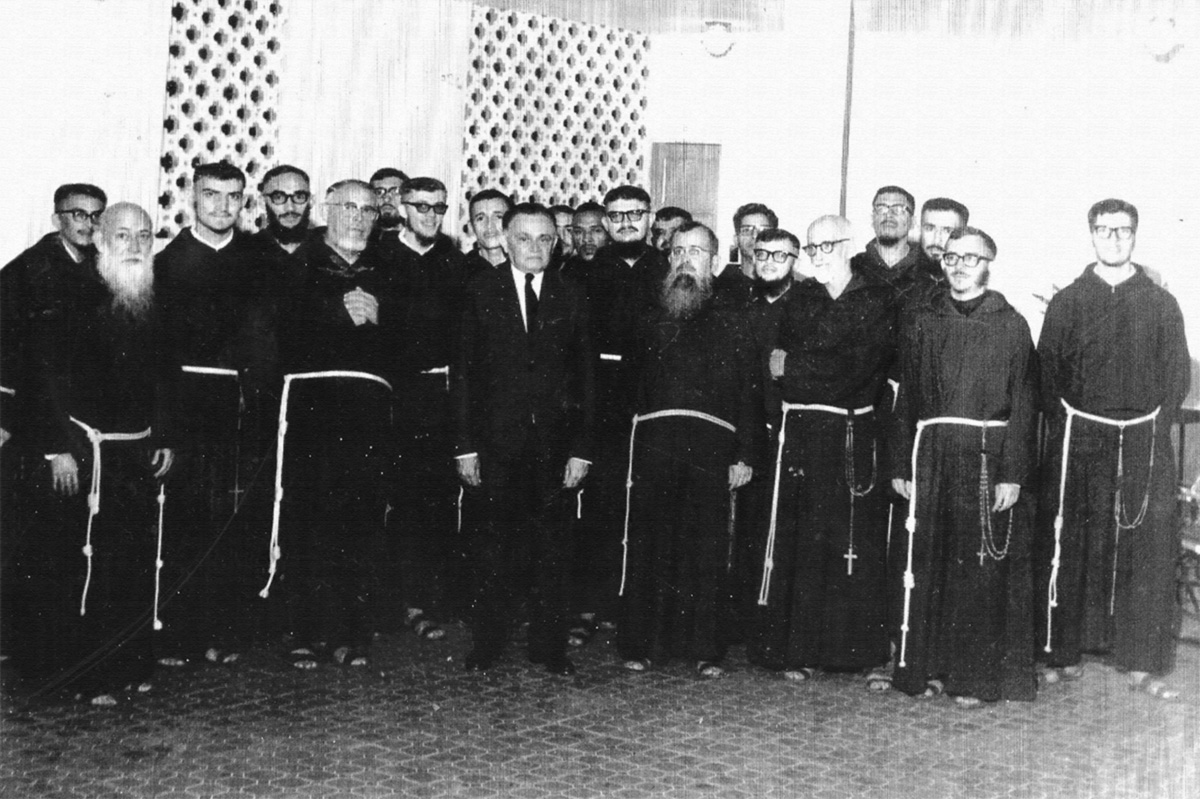 Belchior (terceiro da esquerda para a direita) e sua turma na Ordem Menor dos Capuchinhos recebem visita do presidente Castelo Branco´