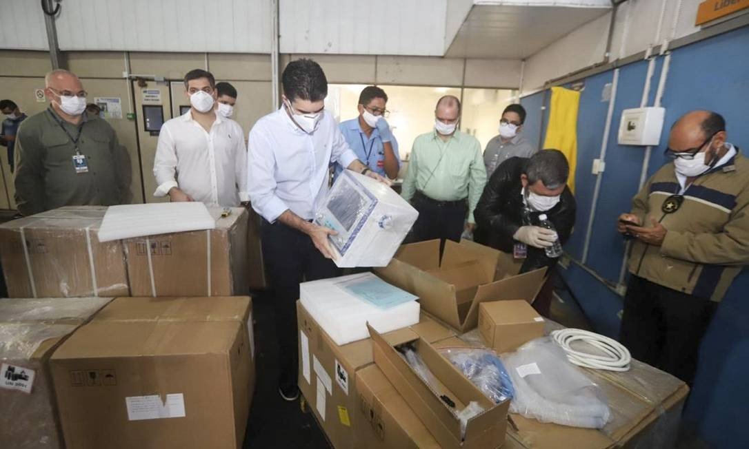 Helder Barbalho - governador do Pará faz averiguação de respiradores