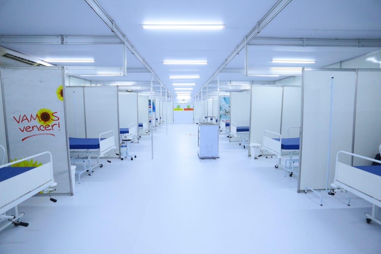O hospital conta com 103 leitos, sendo 90 clínicos e 13 leitos de estabilização