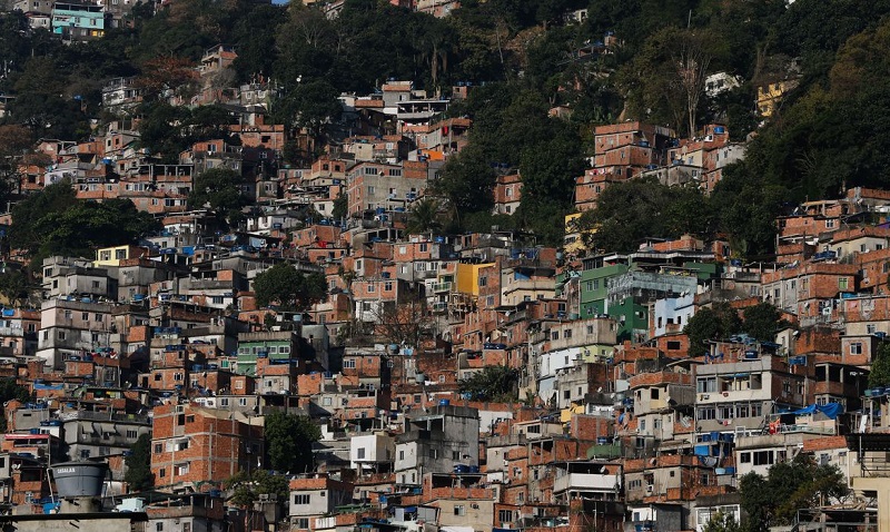 O material será distribuído junto com cestas básicas pelo programa Territórios Sociais, que atua nos dez maiores complexos de favelas do Rio