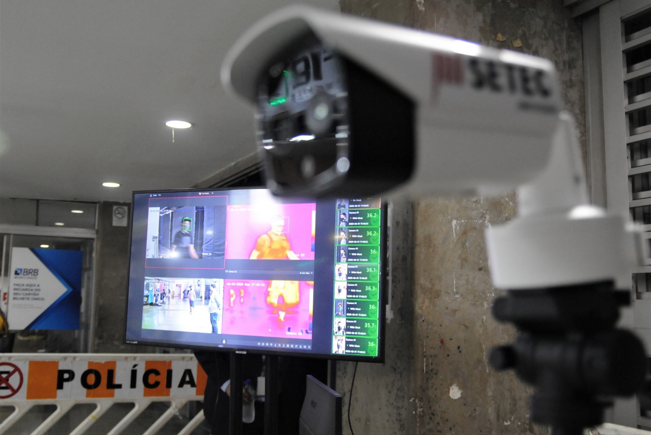 Além de medir a temperatura as câmeras detectam a presença e o uso, correto ou não, das máscaras