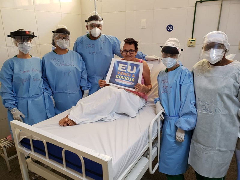 Antônia Carvalho de Amorim e equipe médica