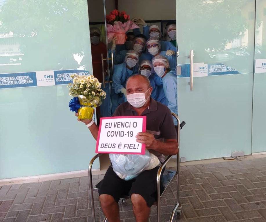 Maryvaldo Barbosa Costa, de 62 anos, se emociona ao deixar o hospital