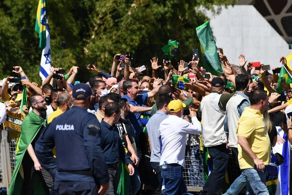 O presidente Jair Bolsonaro saúda apoiadores e manifestação em Brasília