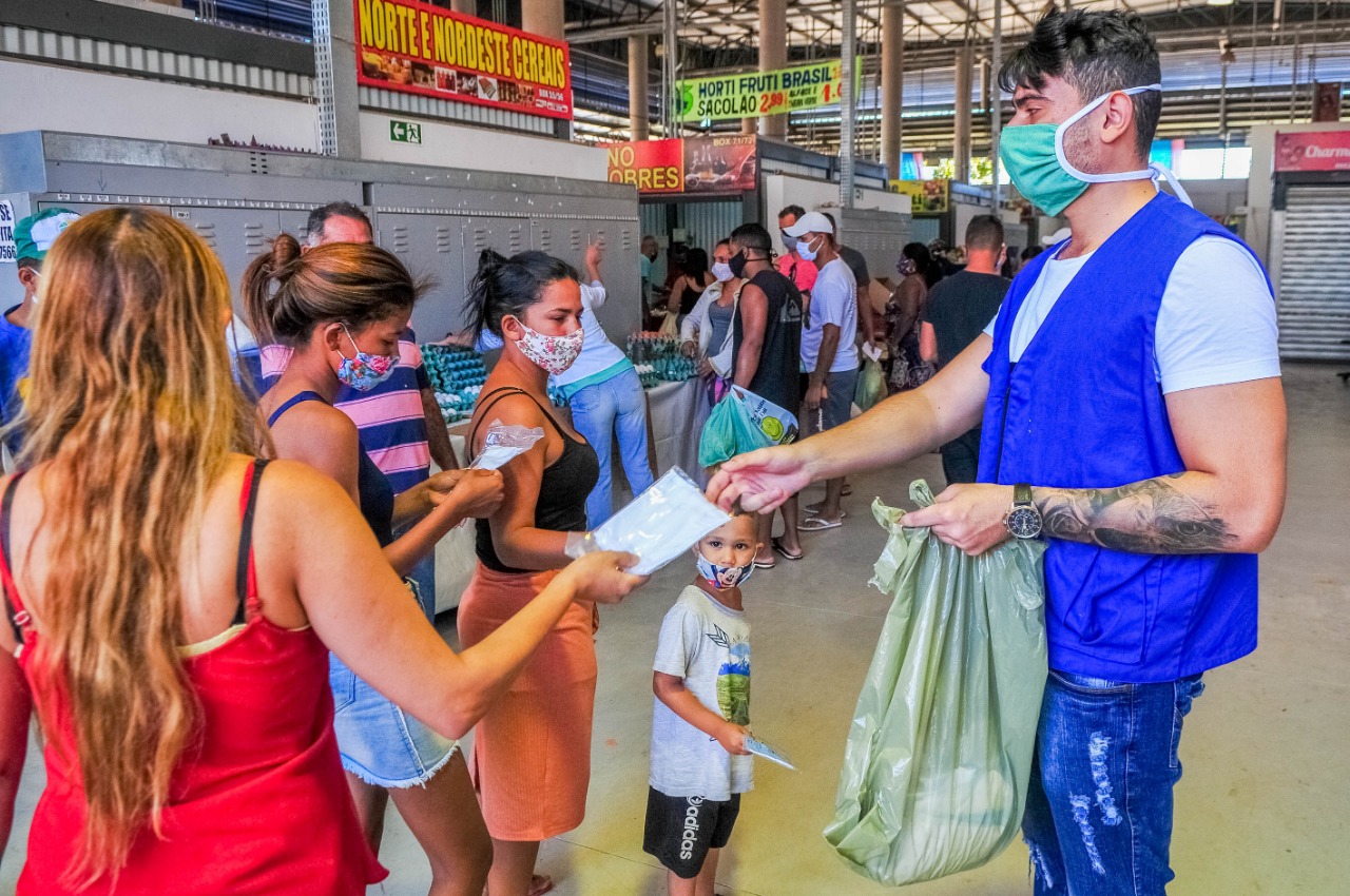 Populares cumprem determinação do GDF sobre uso obrigatório de máscaras