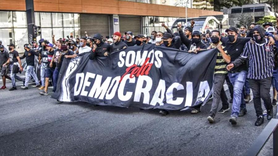 Protesto na Paulista com faixa em defesa da democracia