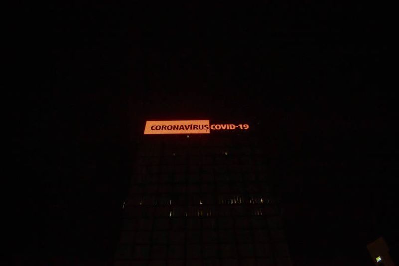 Painel com alerta sobre COVID-19 no topo de prédio em São Paulo