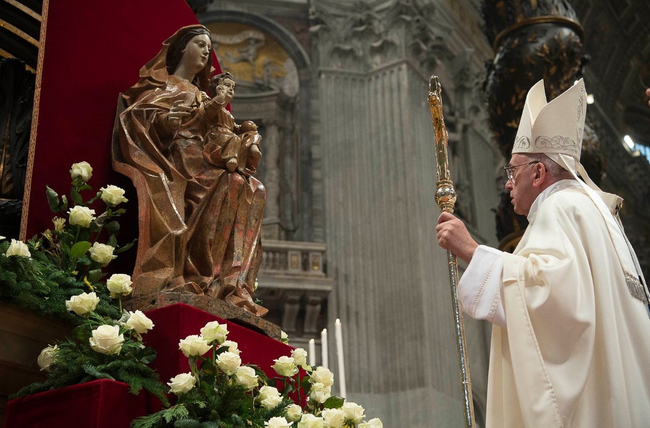 Papa Francisco reza diante da imagem de Nossa Senhora na Basílica Vaticana