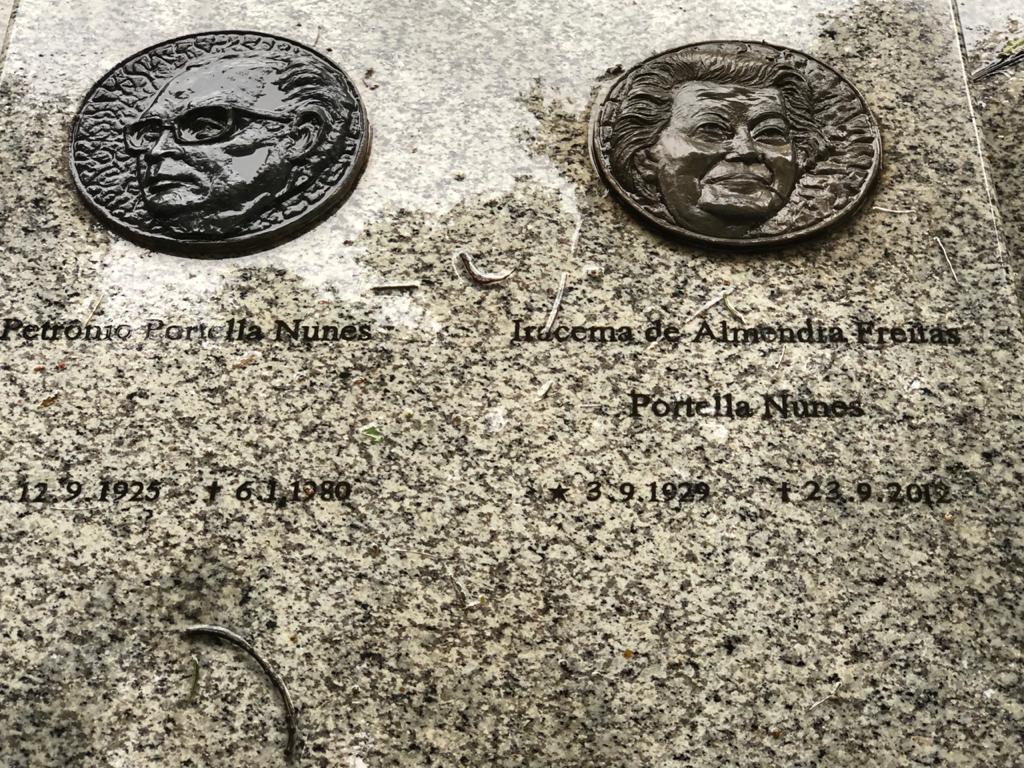 Túmulo de Petrônio Portela e sua esposa d. Iracema no Campo da Esperança em Brasília