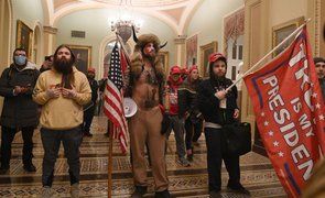 Extremistas de direita invadem o Capitólio, sede do Congresso dos Estados Unidos