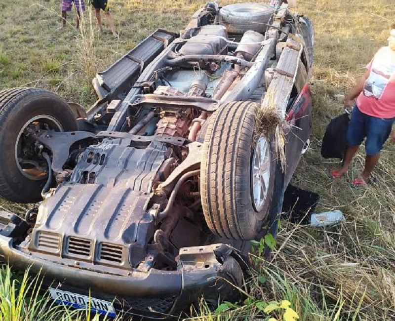 Acidente entre um carro e uma caminhonete na BR-343