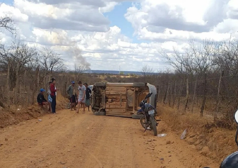 Criança morre após carro capotar