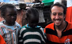 Gabriel e crianças africanas:  o “bom amigo branco”