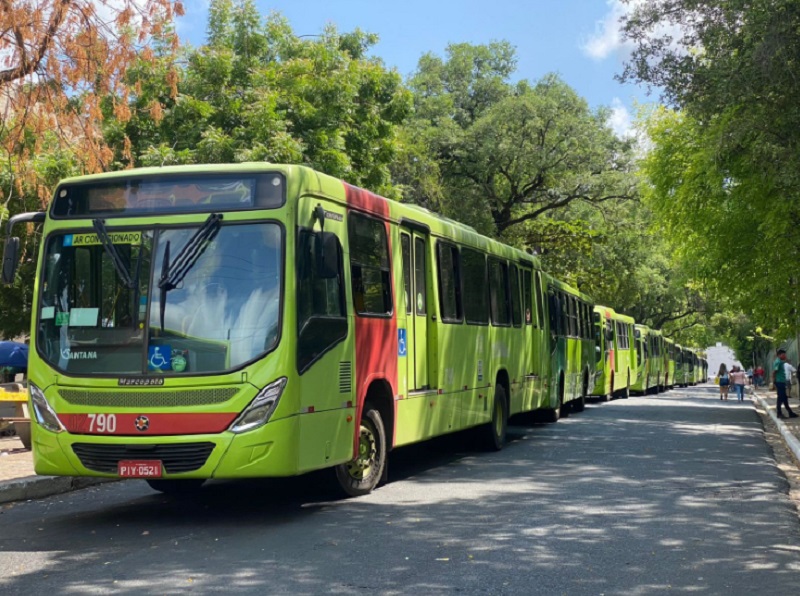 Motoristas e cobradores paralisaram suas atividades na manhã desta quinta-feira (21)