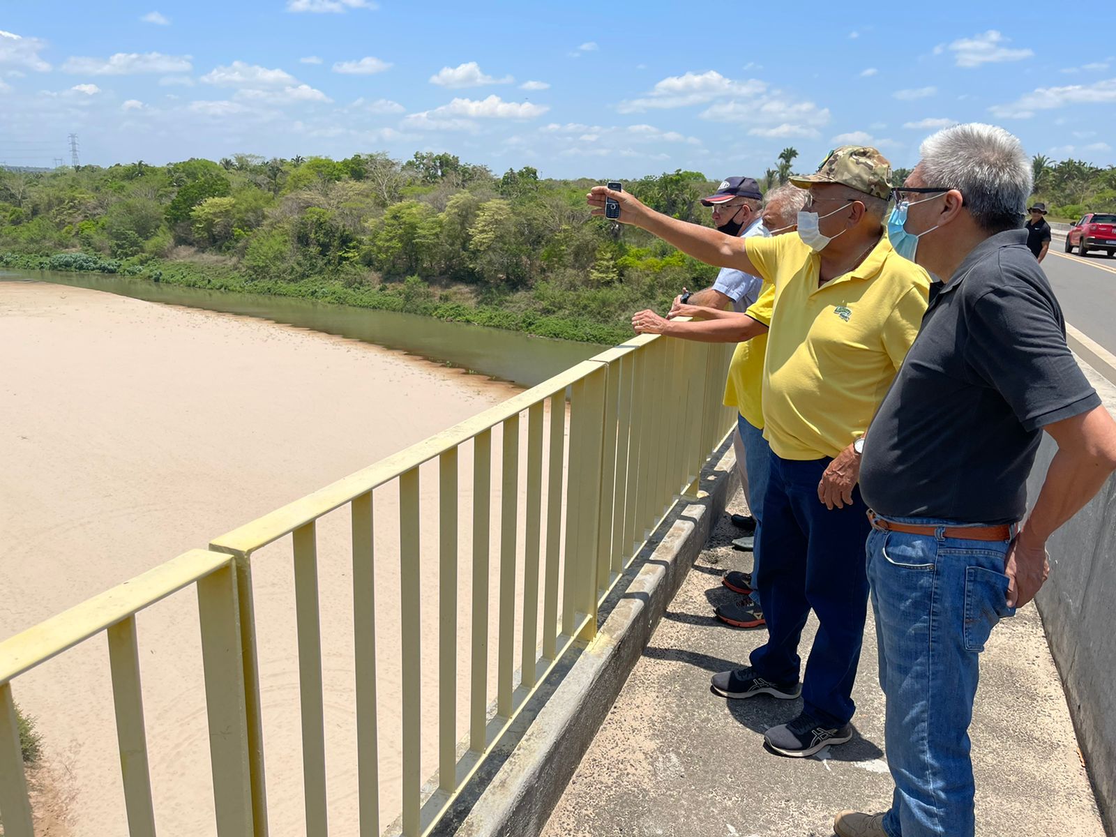 O prefeito Dr. Pessoa, visitou, na tarde deste domingo (3), os canais das bacias do rio Poti, na estrada de Nazária