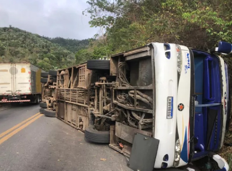 Ônibus tomba e deixa mortos e mais de 30 feridos