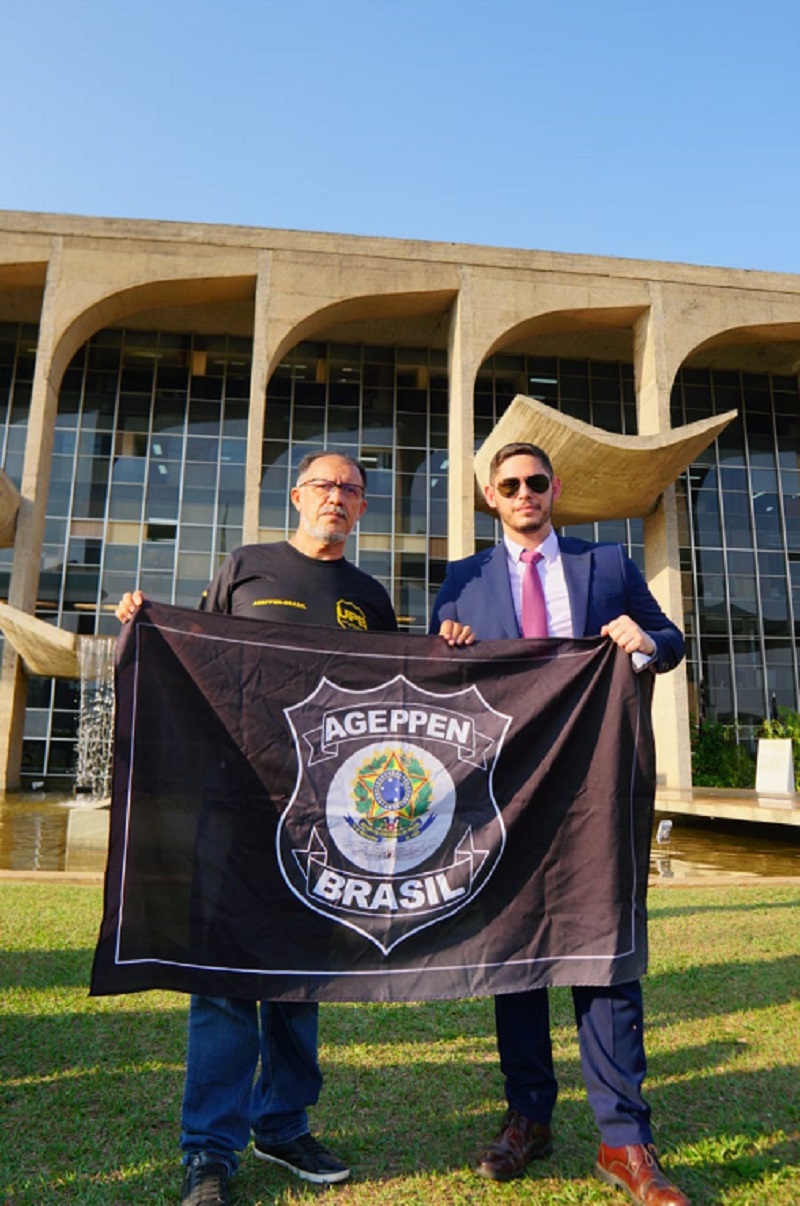 Presidente da AGEPPEN-BRASIL, Jacinto Teles Coutinho ao lado de Gilvan Albuquerque, presidente do SINADAPPF-DF