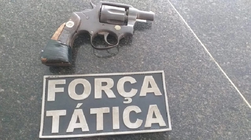 Arma apreendida com o suspeito