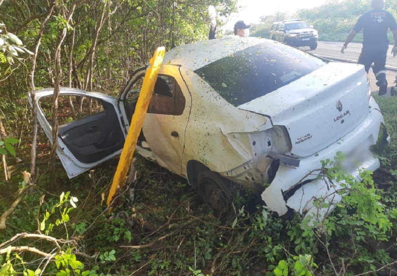 Carro sai da pista e deixa quatro pessoas feridas na BR-343