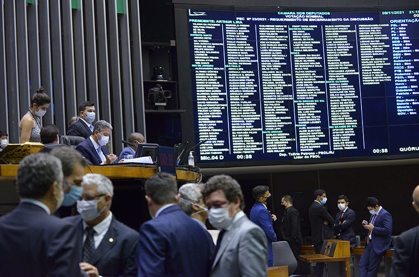 Deputados aprovaram nesta terça a proposta que limita despesa do governo com precatórios