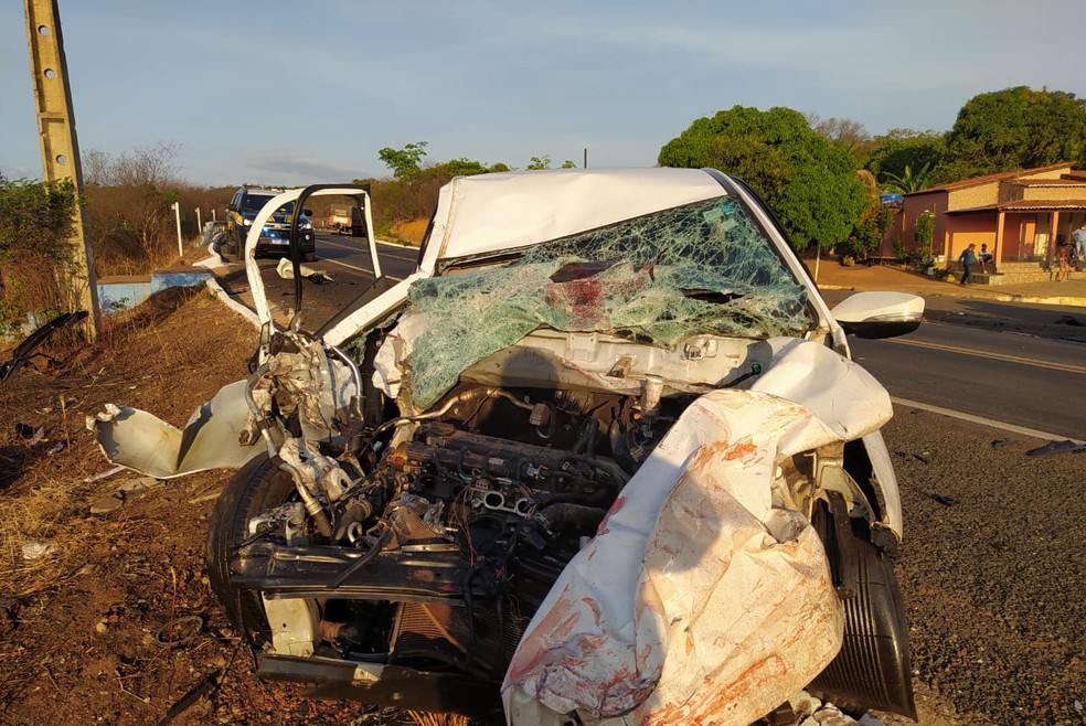 O carro ficou totalmente destruído