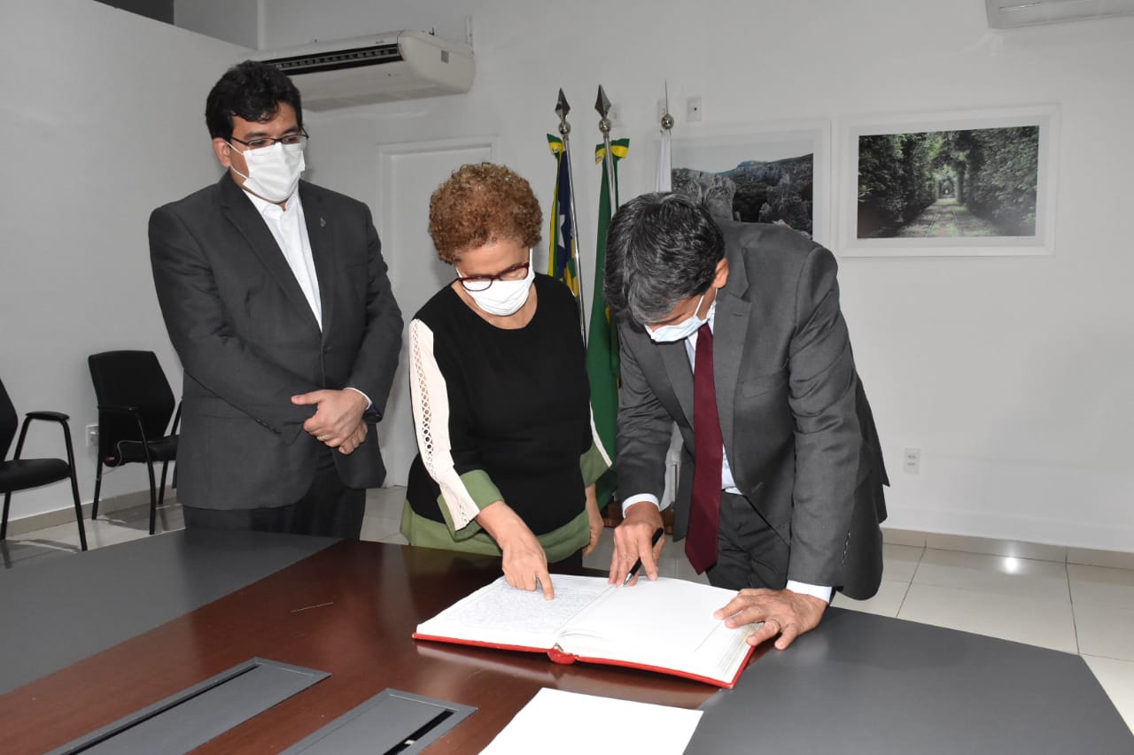 Wellhington Dias transmite o comando do gogverno para Regina Sousa em razão de viagem oficial ao exterior