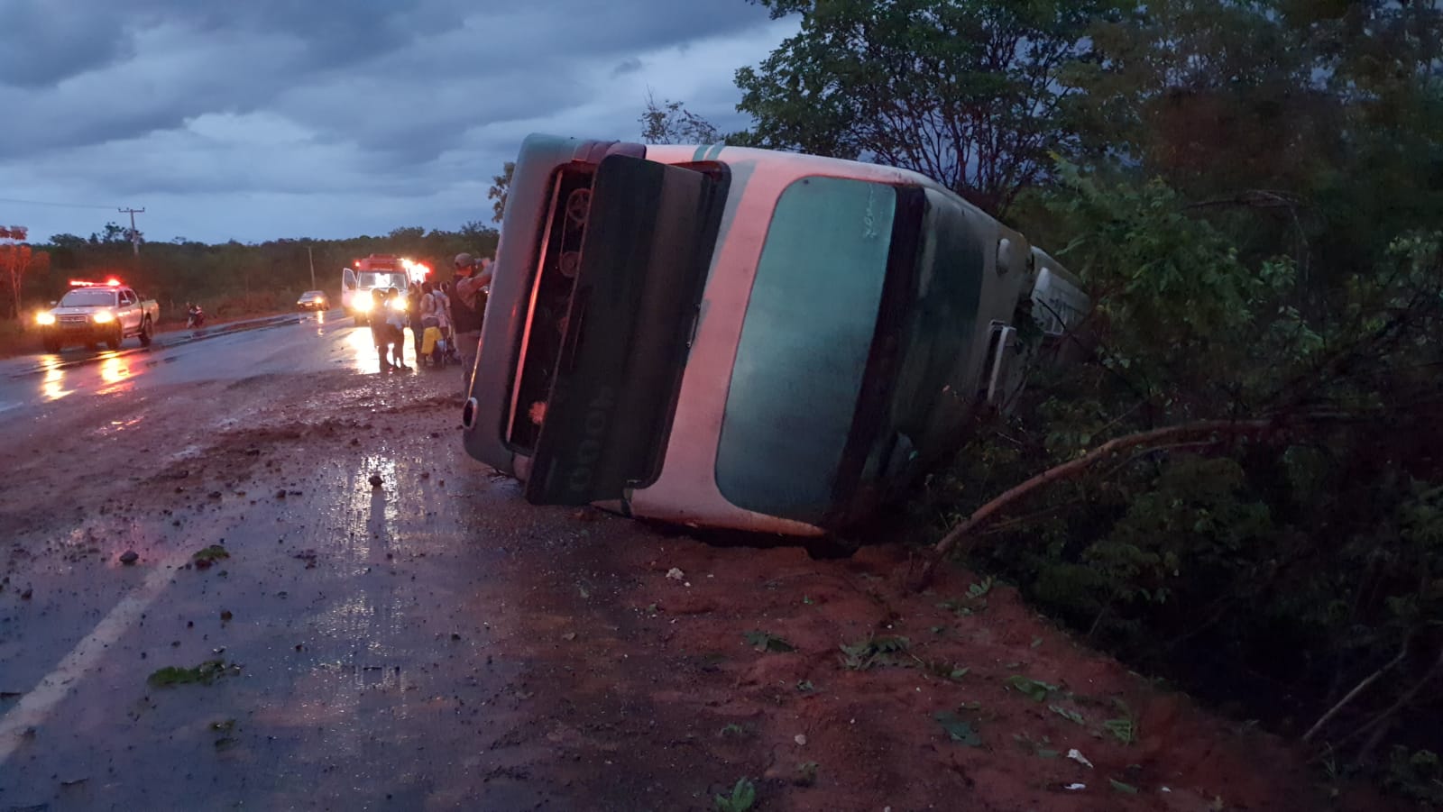 Acidente envolvendo ônibus deixa motorista morto