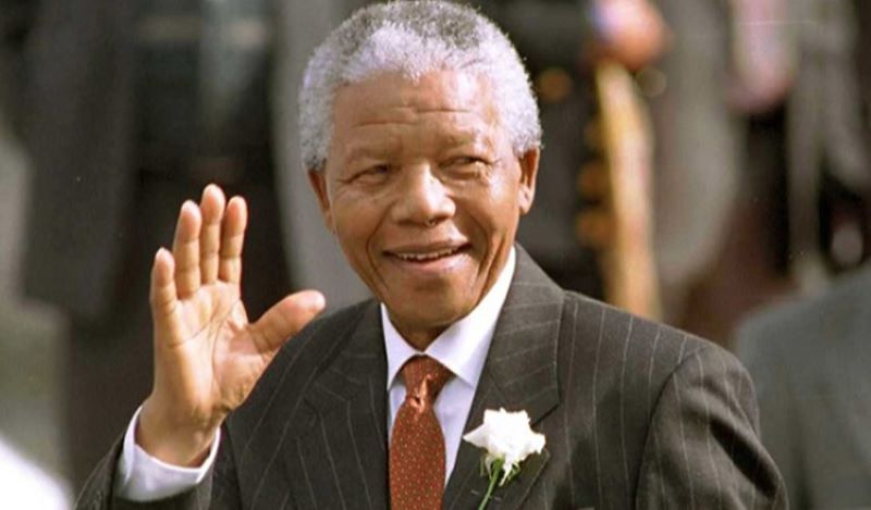 Nelson Mandela, um dos maiores símbolos contra a segregação racial que vigorou por décadas na África do Sul, ao lado de Desmond Tutu