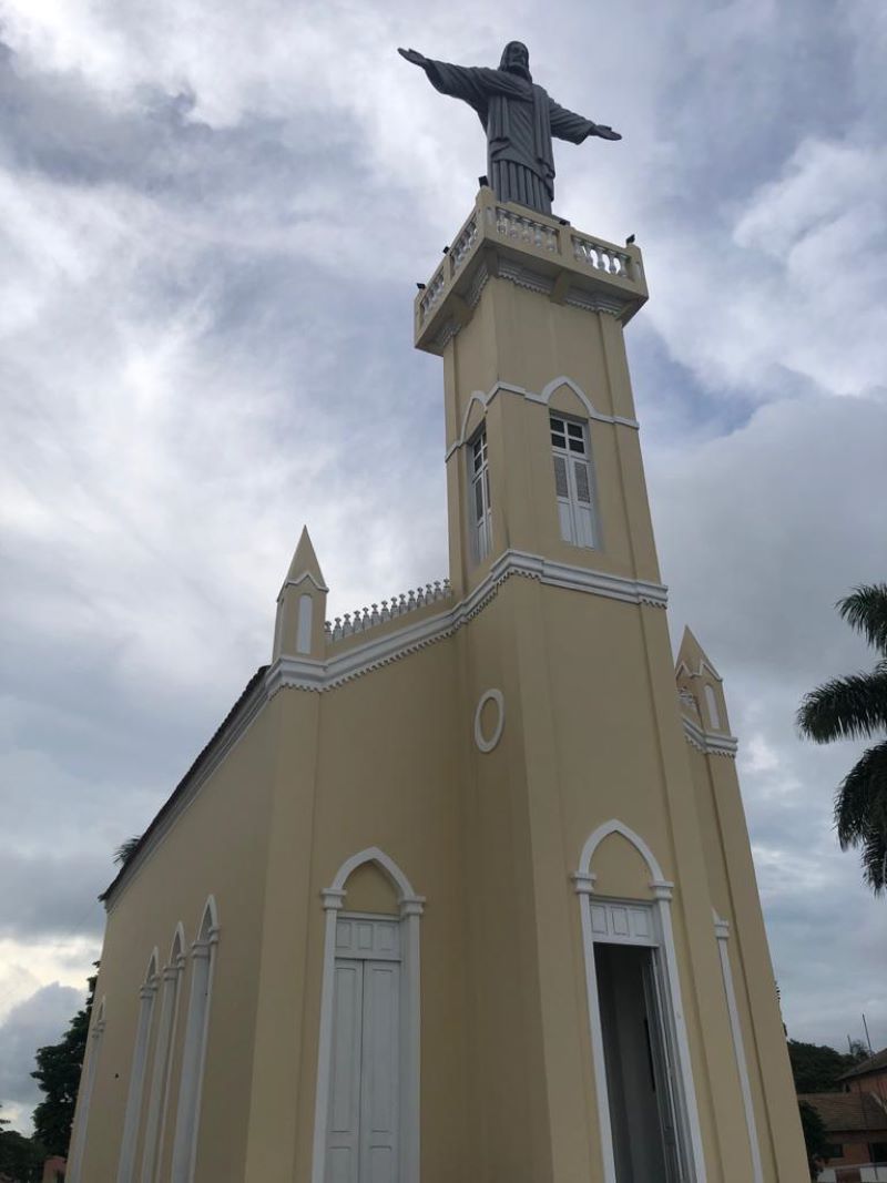 grejinha do Céu recém restaurada após o desmoronamento da escultura do Cristo