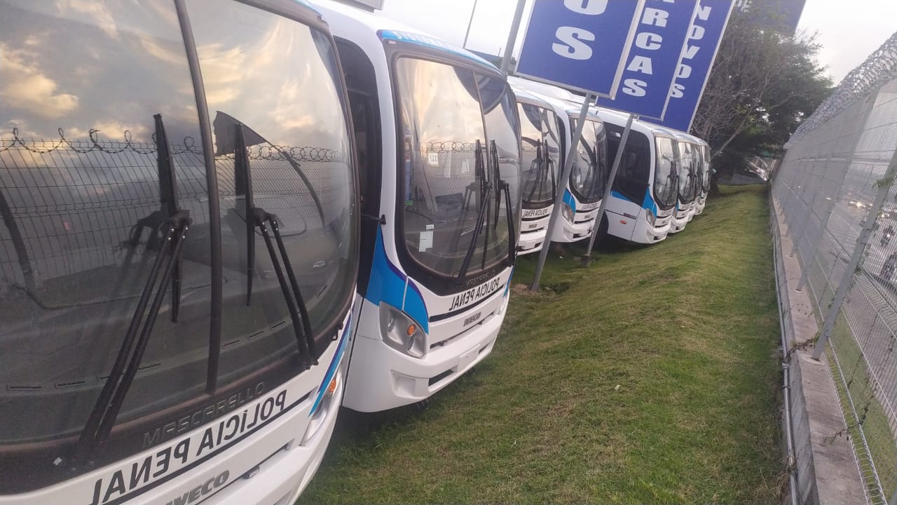 Onibus entregues nesta terça-feira em Guarulhos pelo DEPEN aos estados e ao SPF