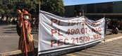 Eles protestam contra a votação de projeto que trata de reconhecimento, demarcação, uso e gestão das terras indígenas