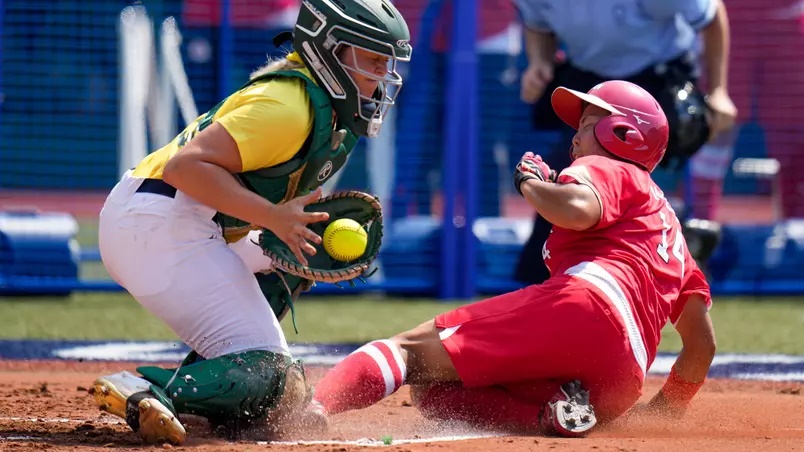 A atleta japonesa Minori Naito desliza e se choca com a australiana Taylah Tsitsikronis no duelo entre as seleções