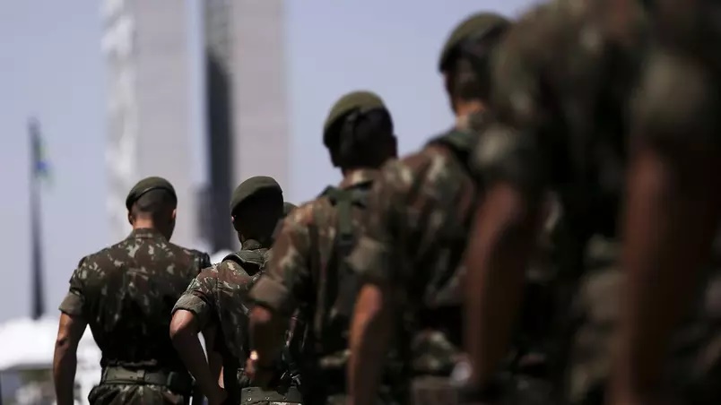 Entenda a PEC que pode barrar militares em cargos do governo